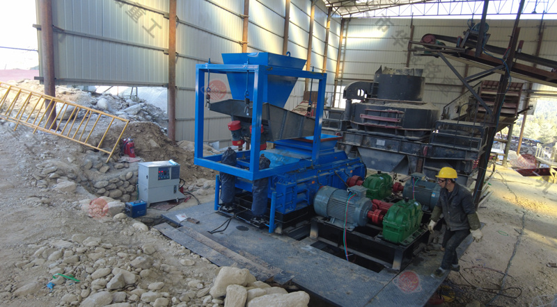 華盛銘1212型全液壓對(duì)輥制砂機(jī)一臺(tái)多少錢(qián)？